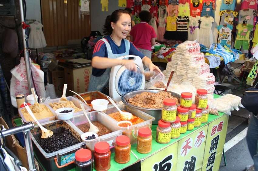 雙連朝市の野菜・果物・点心が並ぶ早朝の市場