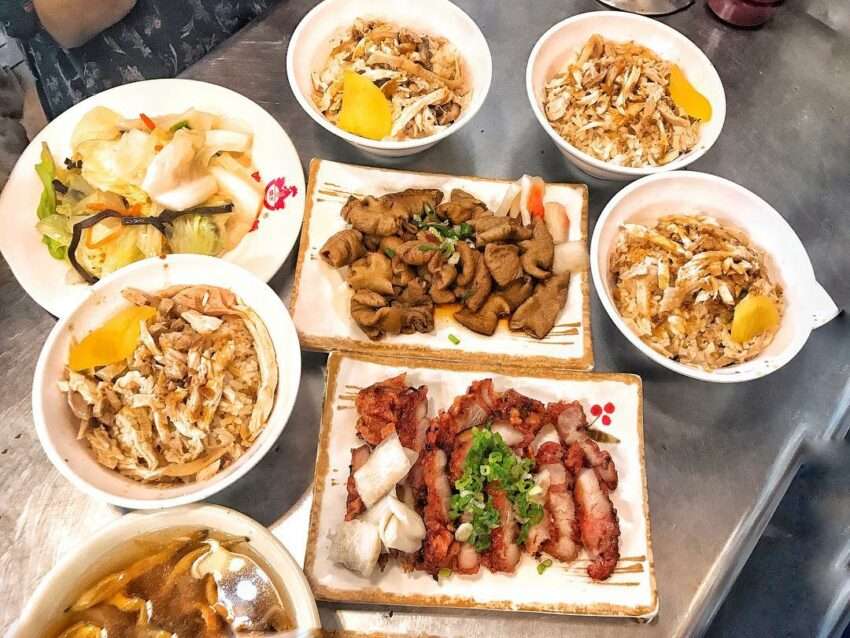 噴水雞肉飯の外観。噴水ロータリー脇に看板が掲げられている