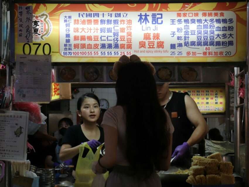 林記麻辣臭豆腐の真っ赤な辛味スープに浮かぶ臭豆腐、ピリ辛の香りが漂う一品