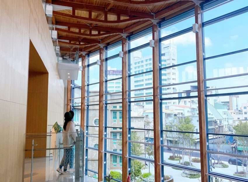 嘉義市立美術館の挑高実木展示空間。嘉義の「木材の都」としての歴史的イメージを呼び起こす