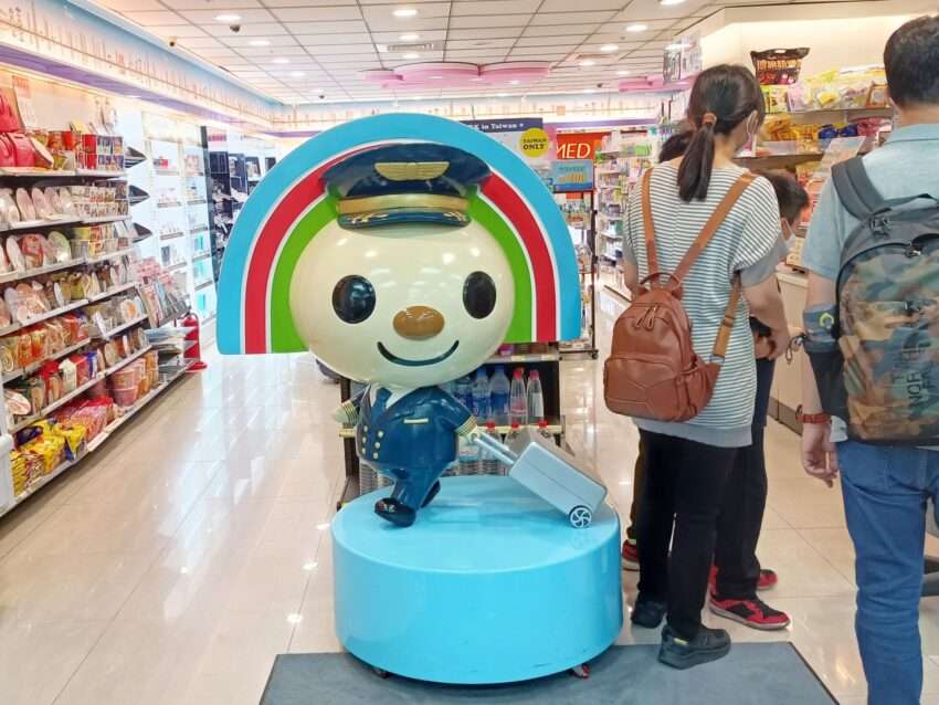 コンビニで悠遊カードを購入する様子