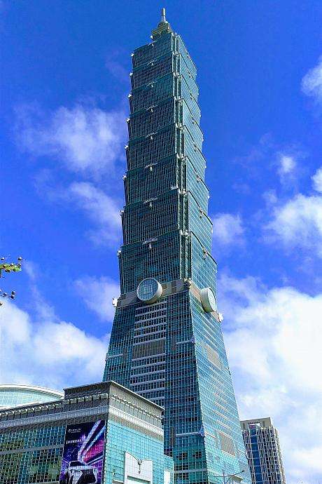 台北101の外観。高層ビルが青空に映える