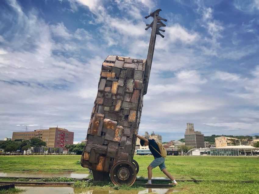 高雄・駁二藝術特區の倉庫とアート作品