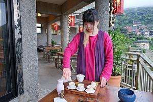 九份老街の展望台から望む山と海の景色