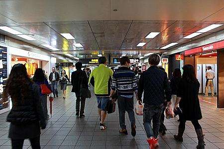 台北駅地下南通路。右手に誠品站前店の入口が見える。