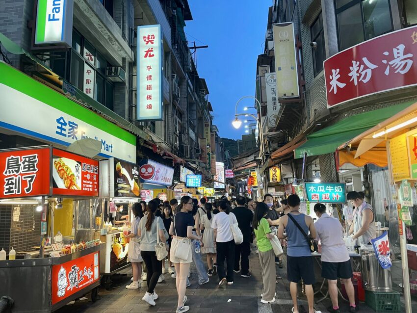 MRT剣潭駅から士林夜市へのアクセス
