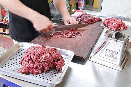 さばき立ての溫體牛肉をスープに通して食べる台南の牛肉湯