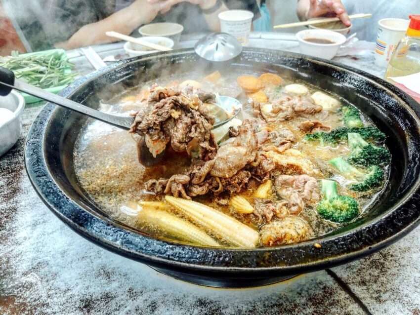 小紅莓石頭火鍋の料理