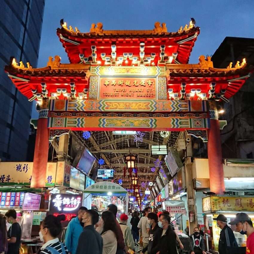 華西街夜市の伝統的な屋台。老台北の廟口文化が残る
