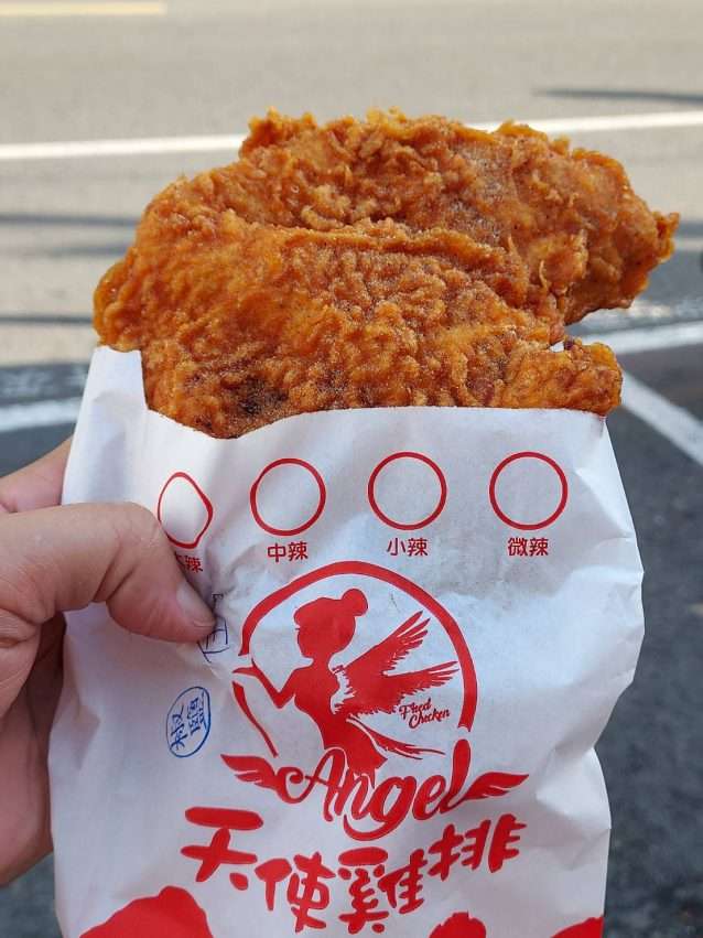 天使雞排の揚げたてのチキンカツ