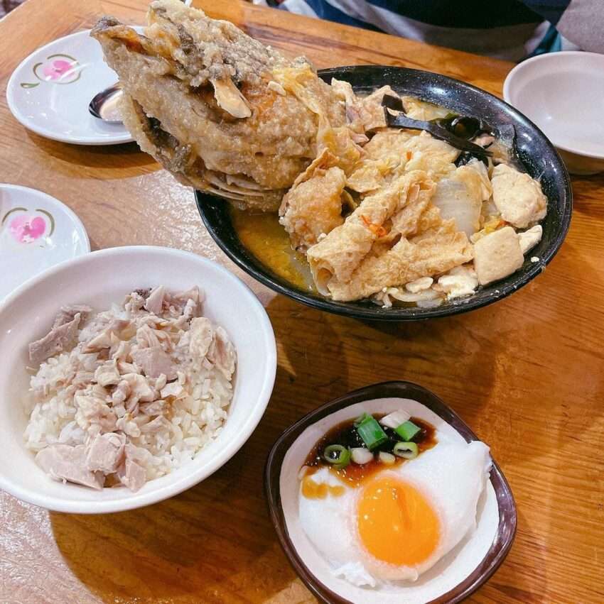 林聰明砂鍋魚頭のチキンライスと砂鍋魚頭、目玉焼きが並んでいる
