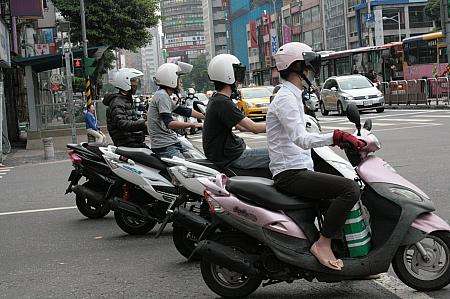 台湾のバイク交通——歩行者は横断時に注意が必要
