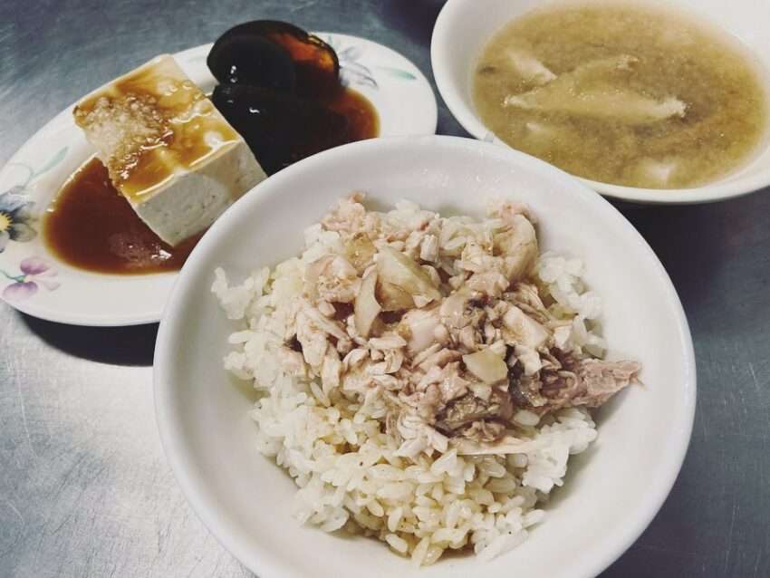 阿樓師火雞肉飯のチキンライスと味噌スープ
