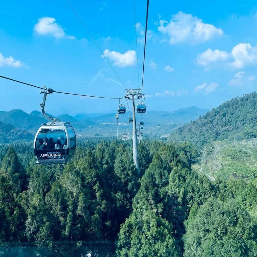 九族文化村のロープウェイから日月潭を空から見下ろす景色
