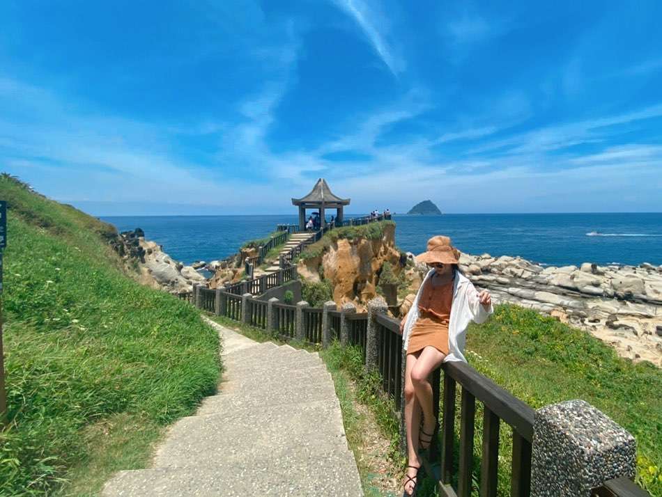 和平島公園の海蝕地形。礁岩と波が接する