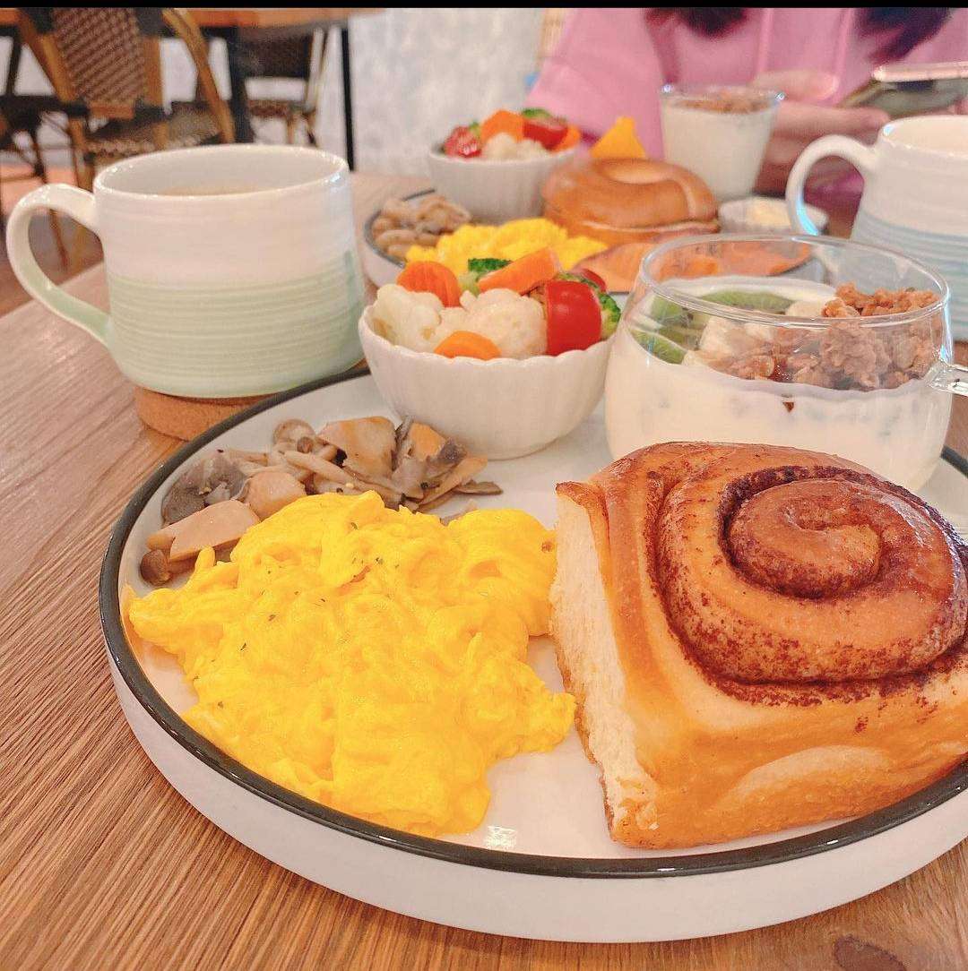 Miss V Bakery Cafeの焼き菓子とカフェスペース