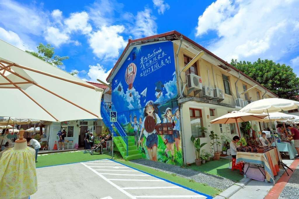 審計新村のレトロな建物外観とカフェの看板