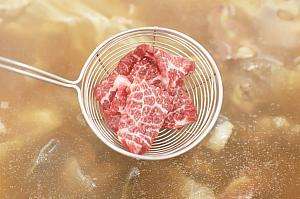 温体牛肉火鍋。自分好みのレア度で食べられる台南名物