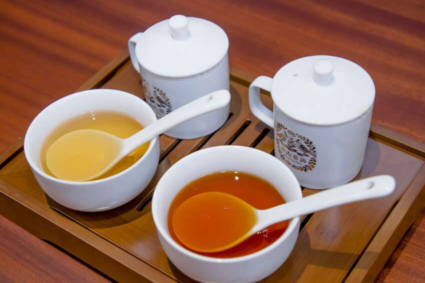 遊山茶訪の永康店、茶葉商品のディスプレイと落ち着いた店内