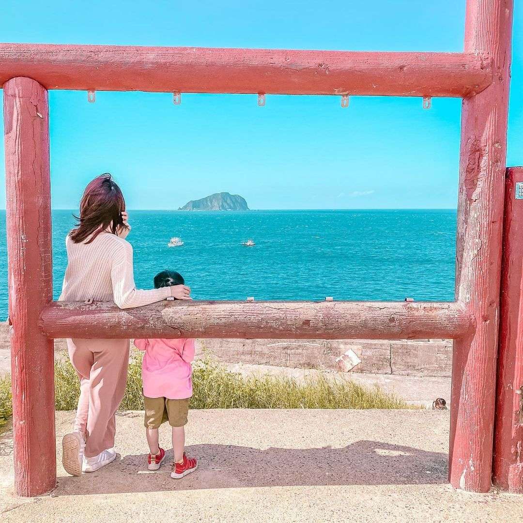 基隆の海岸線と漁船の風景