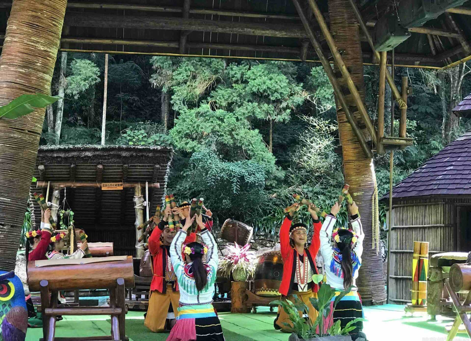九族文化村石音劇場での原住民歌舞ショー