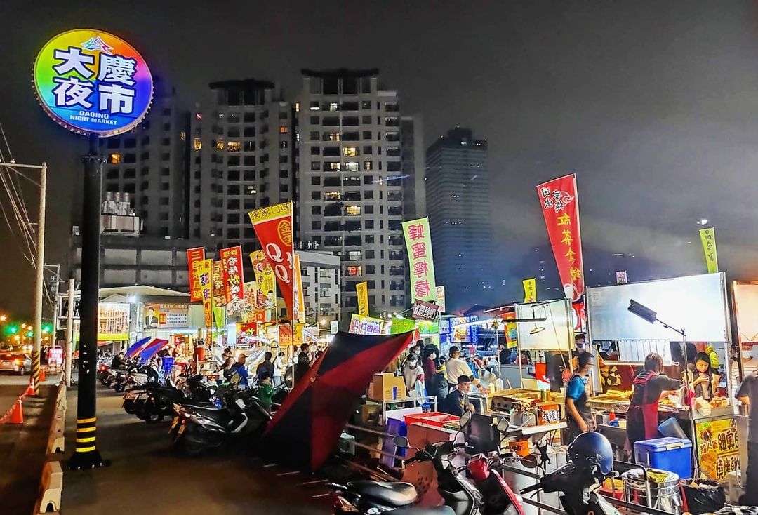 大慶夜市の広大な敷地に並ぶ屋台
