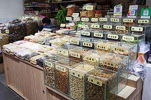 南門市場1階の調味料・雑穀・豆類の計り売り店舗