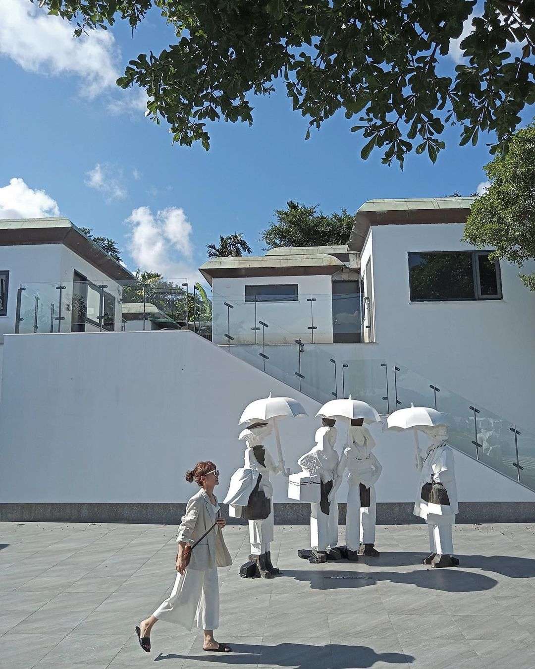 朱銘美術館の屋外大型彫刻群。山の斜面に設置されている
