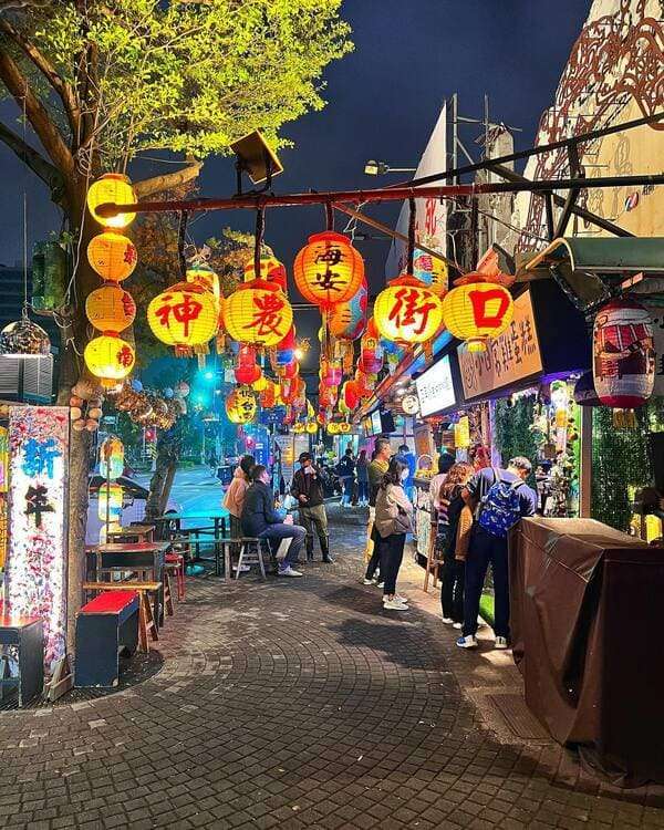 台南神農街の夜景。赤い提灯が連なり、古民家を改装したカフェやバーが並ぶ