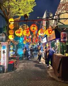 台南神農街の夜景。カフェや文化系ショップが並ぶ古い街並み