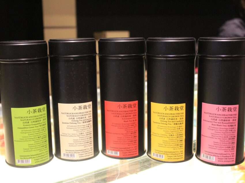 小茶栽堂の台湾茶パッケージ商品。ギフト用に洗練されたデザインが特徴