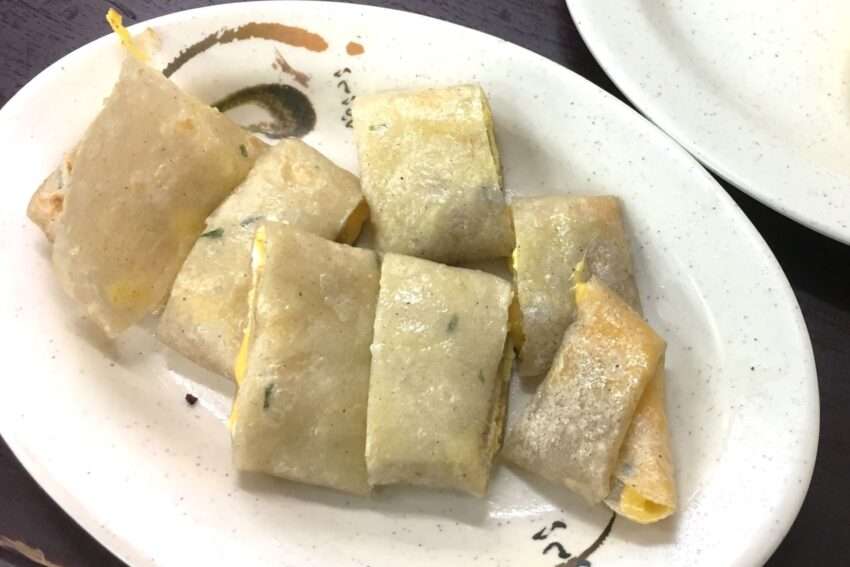 鉄板で焼かれた蛋餅の断面