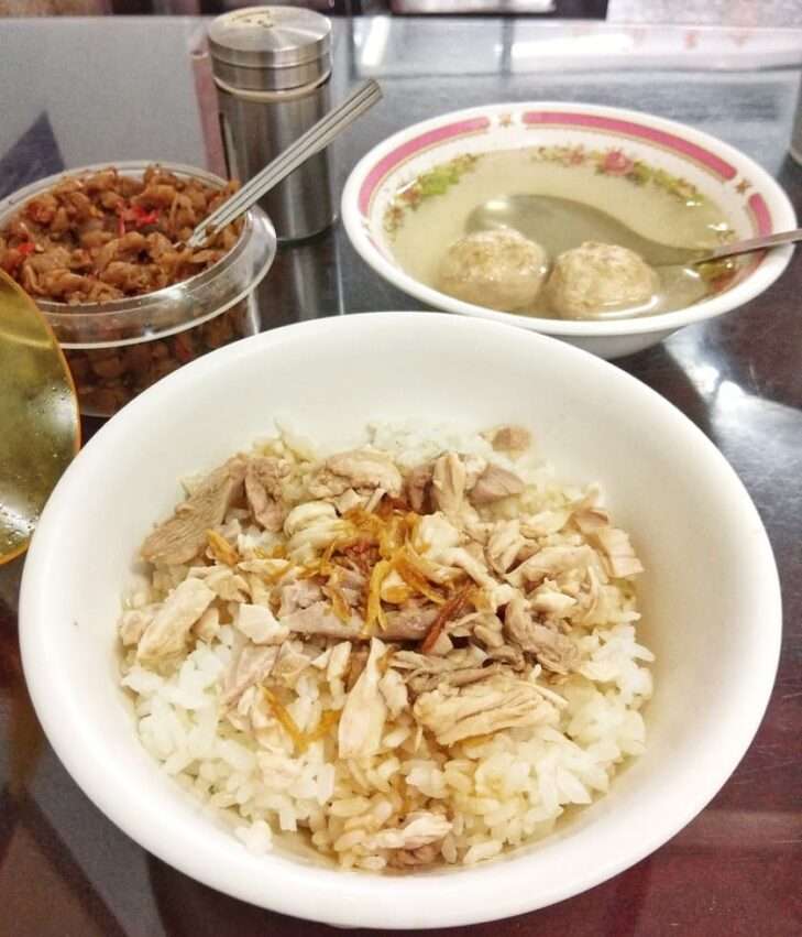 桃城三禾火雞肉飯のチキンライスと辛味大根の漬物の小皿