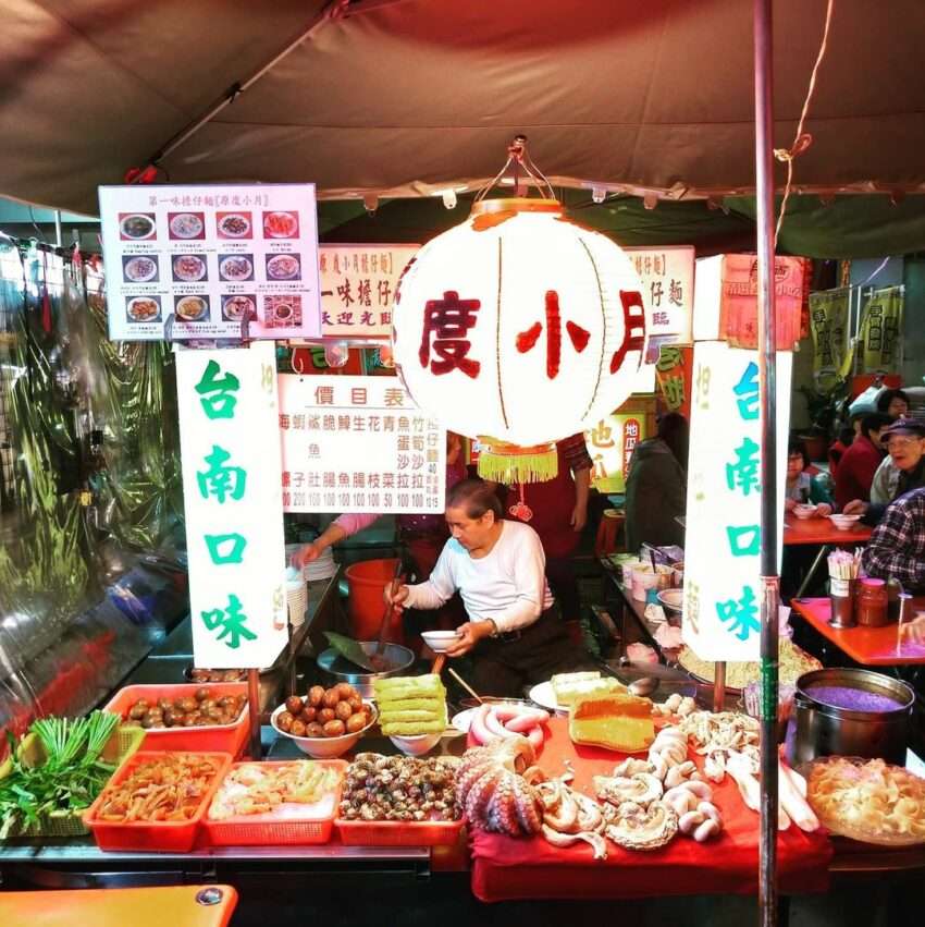 六合夜市の屋台と通りの様子