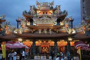 夜市の隣に建つお寺「松山慈祐宮」