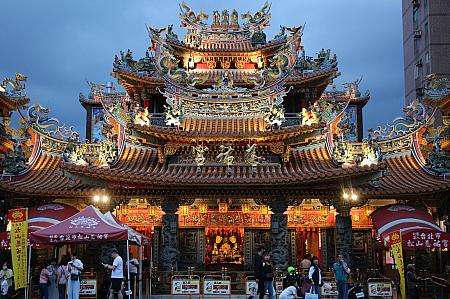 夜市の隣に建つお寺「松山慈祐宮」