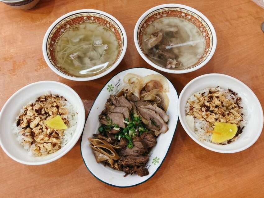 民主火雞肉飯のチキンライスと煮物の盛り合わせ、骨付き肉スープ