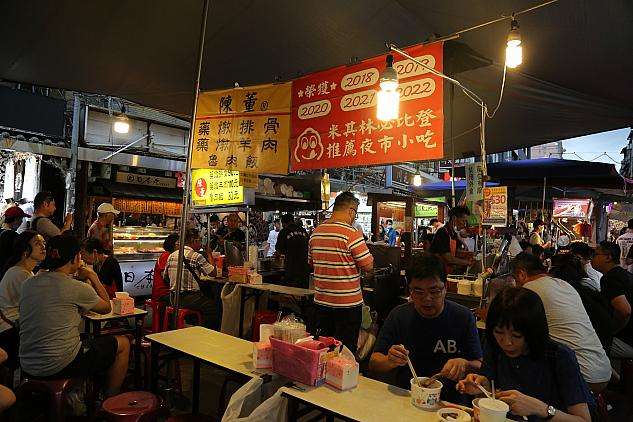 饒河街夜市内のミシュランビブグルマン掲載店の赤い看板