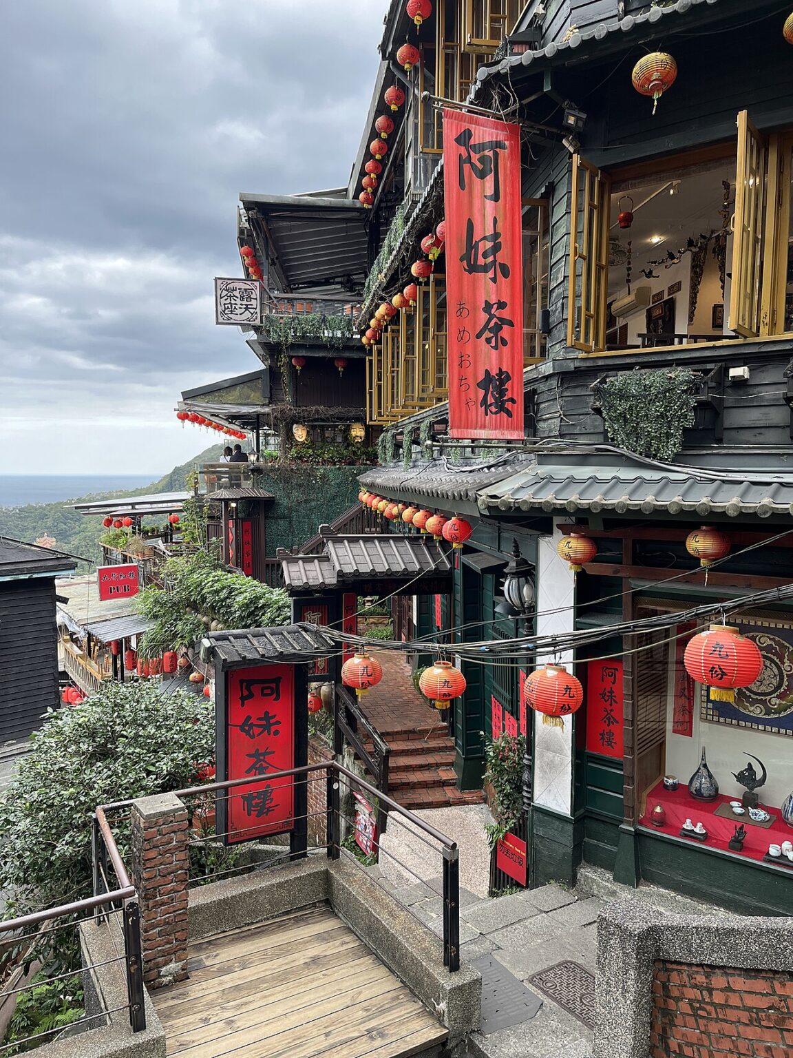 九份の阿妹茶樓。多層木造建築と赤提灯が印象的な九份を代表する建物。2024年撮影。
