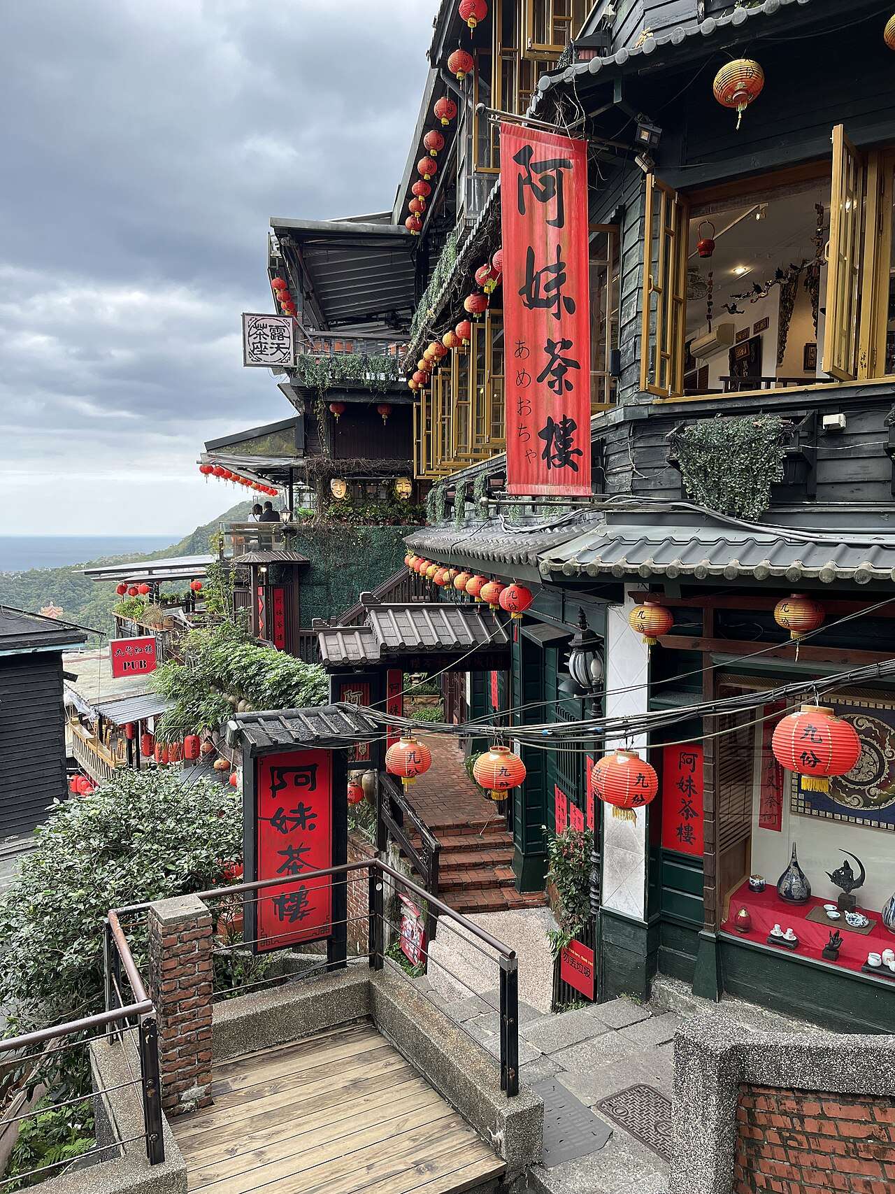 阿妹茶楼の外観。日式木造建築の正面に赤提灯が連なり、九份を代表するフォトスポットとなっています。