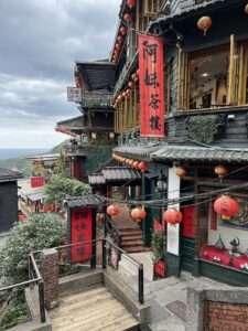 九份の阿妹茶樓。多層木造建築と赤提灯が印象的な九份を代表する建物。2024年撮影。