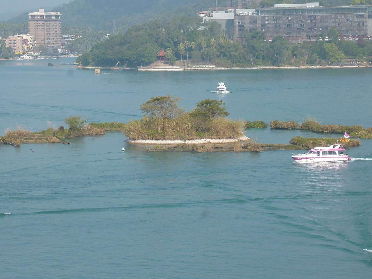 日月潭の中央に静かに浮かぶ拉魯島の全景