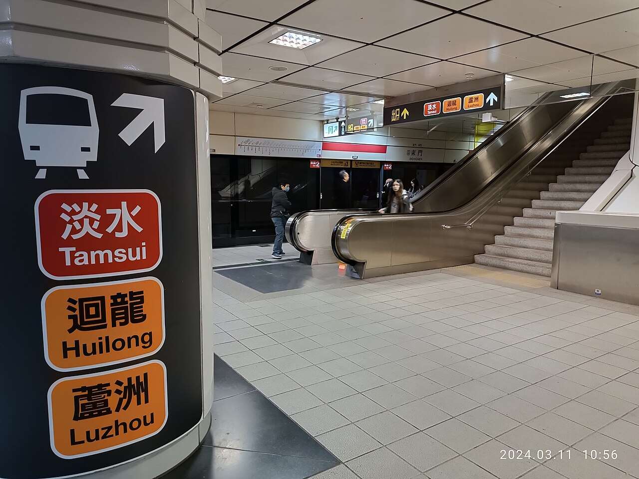 MRT東門駅のエスカレーター。出口付近には永康街のグルメ広告が並び、エリアへの玄関口となっています。