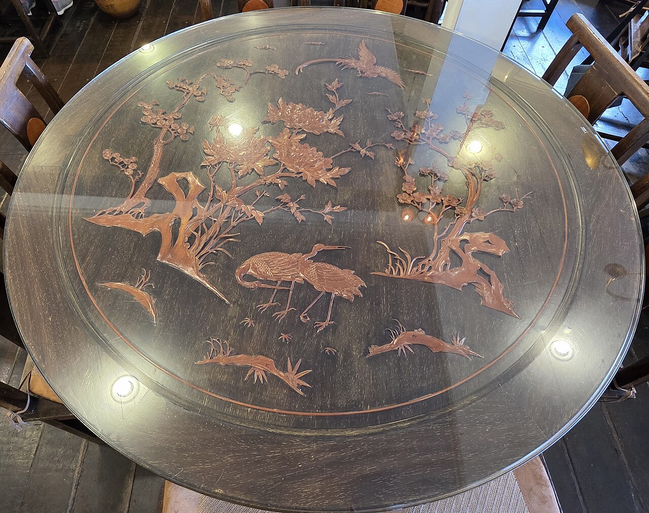 阿妹茶楼の内部。円卓に台湾式の茶器が並んでいます。