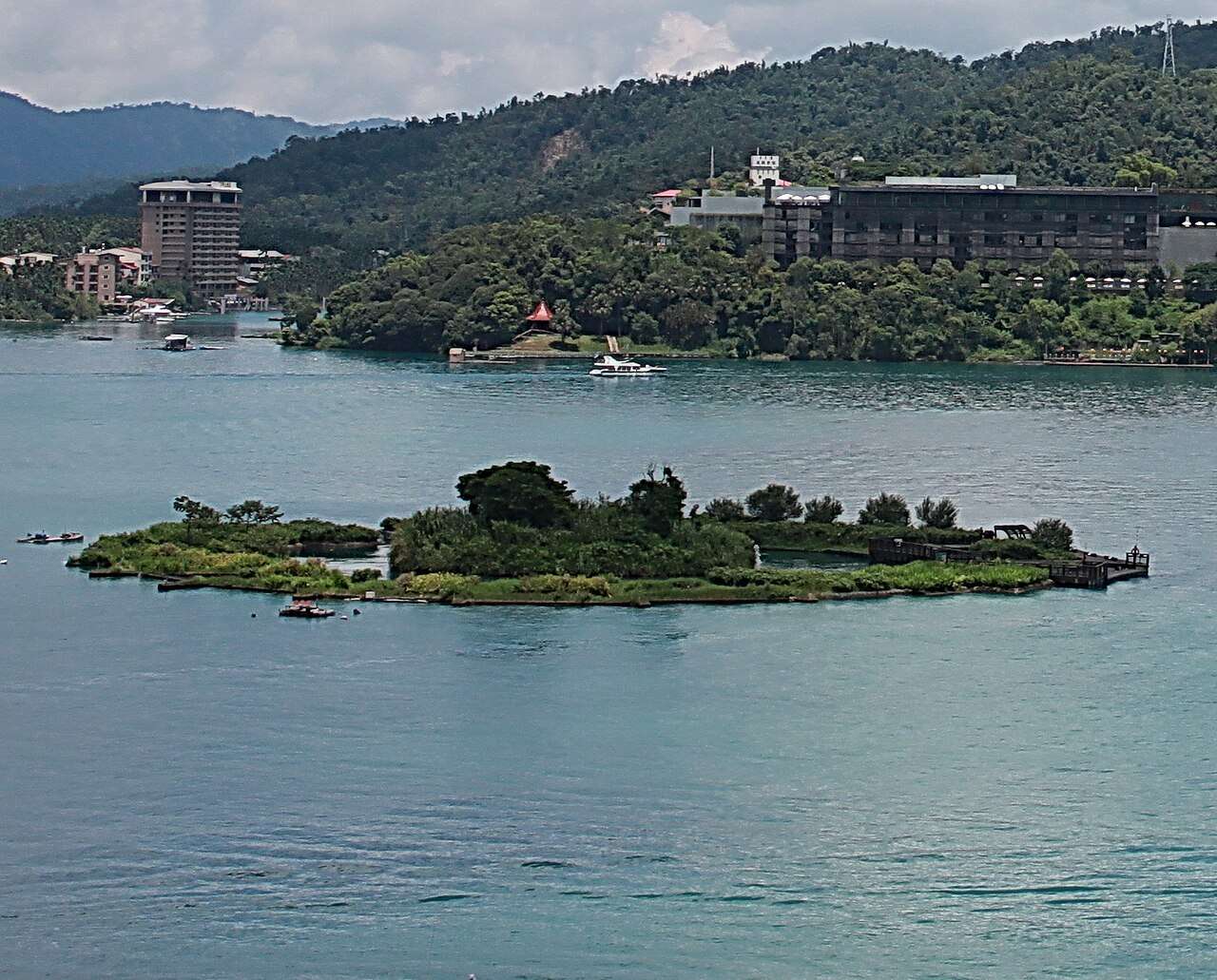 湖岸から望む拉魯島のパノラマ。湖面の倒影と山の色が重なる