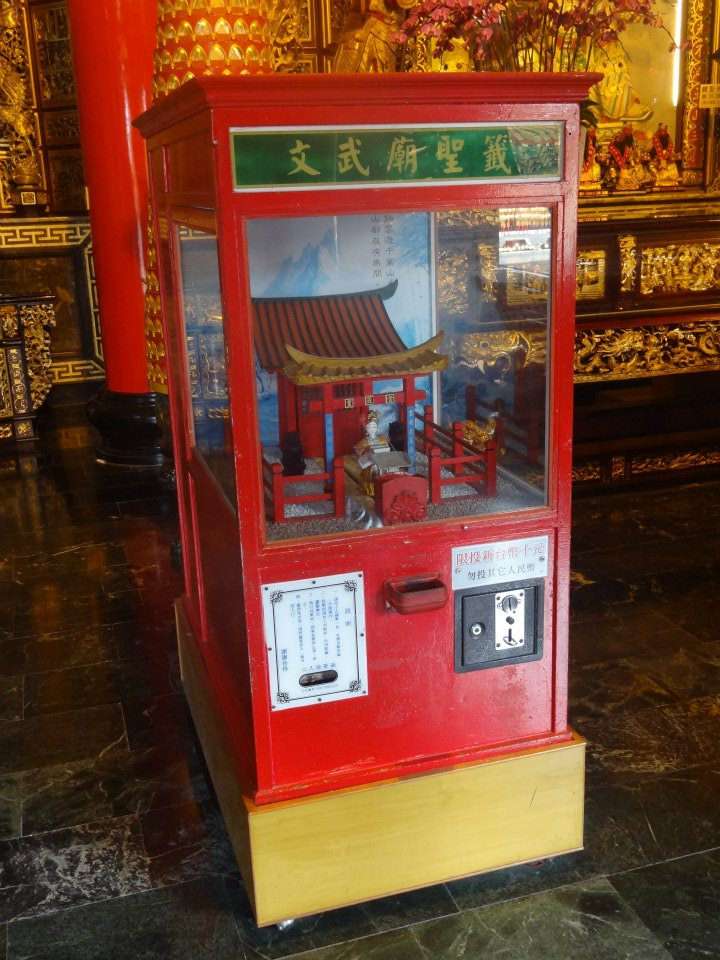 文武廟でおみくじを引く参拝者の様子