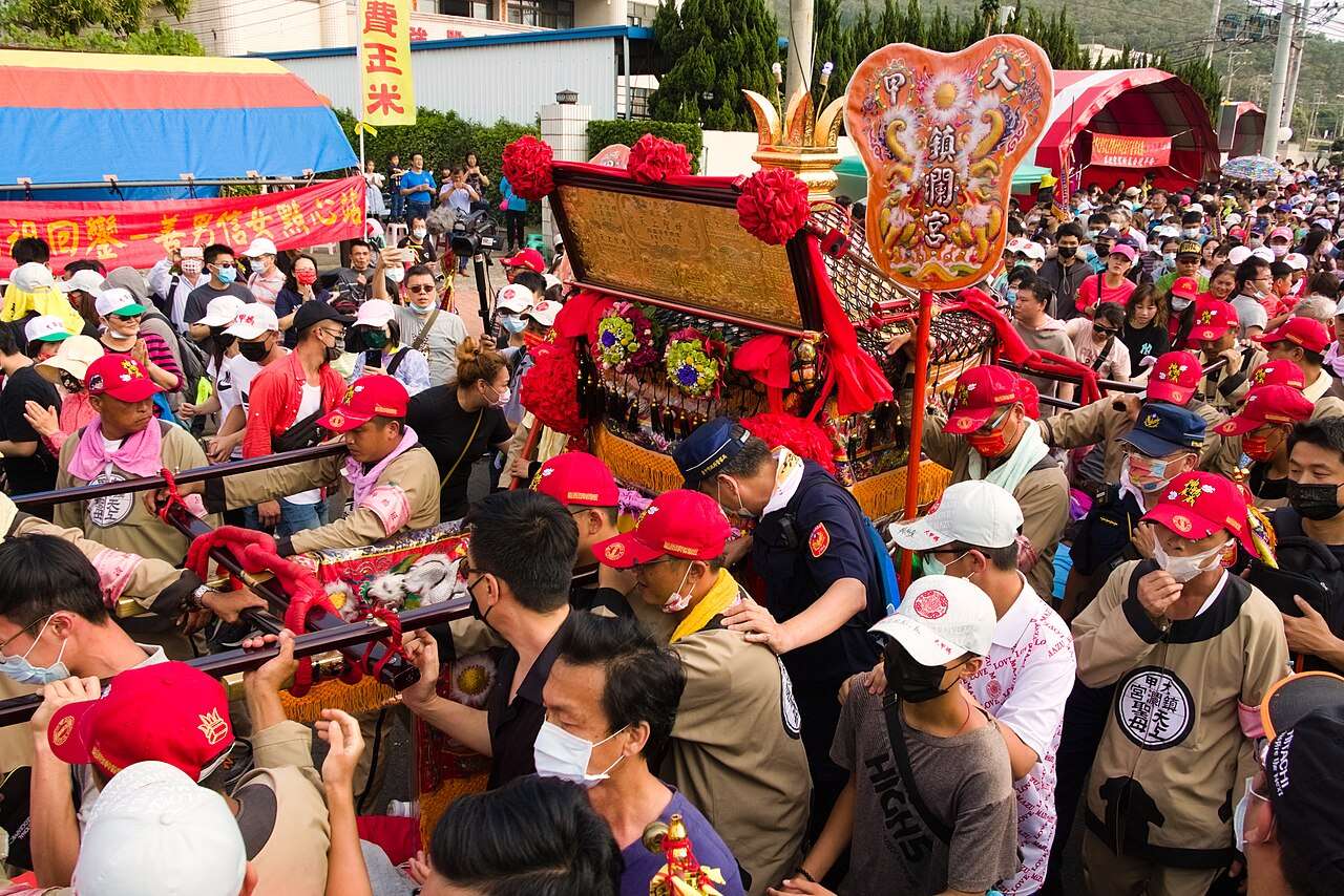 大甲媽祖遶境の行列。数十万人の信者が随行する台湾最大規模の宗教民俗行事