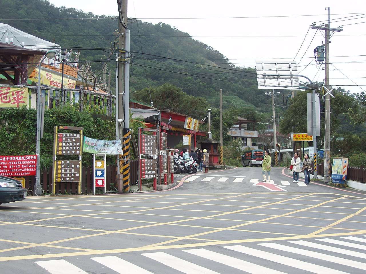 猫空の山間に広がる茶芸館と歩道周辺の風景。品茗・散策・景観鑑賞が一度に楽しめる人気エリアです