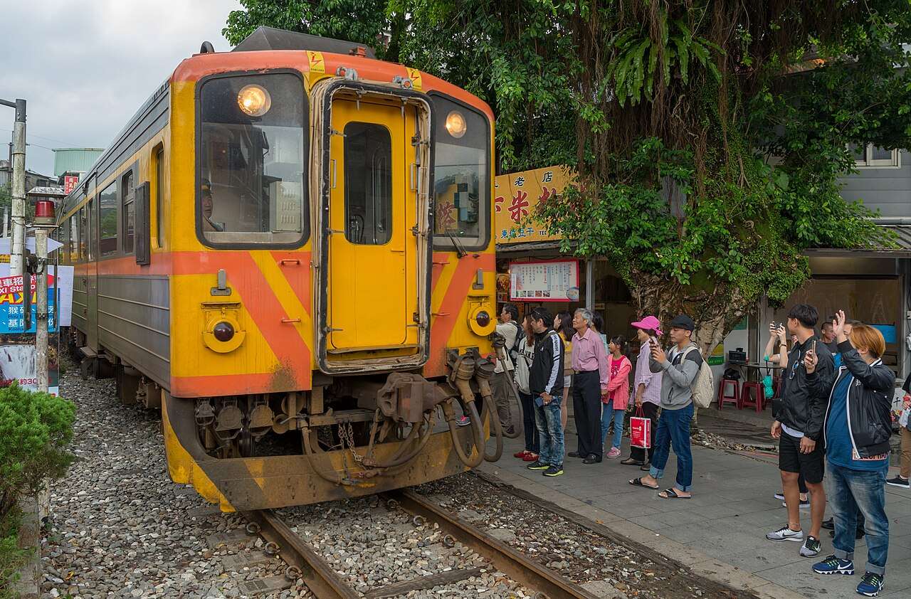 十分老街を走る平渓線の列車