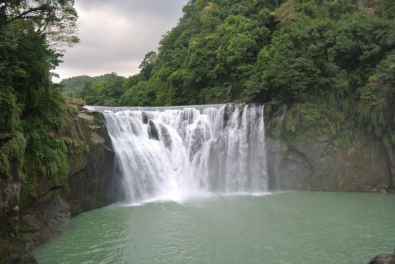 十分瀑布の全景